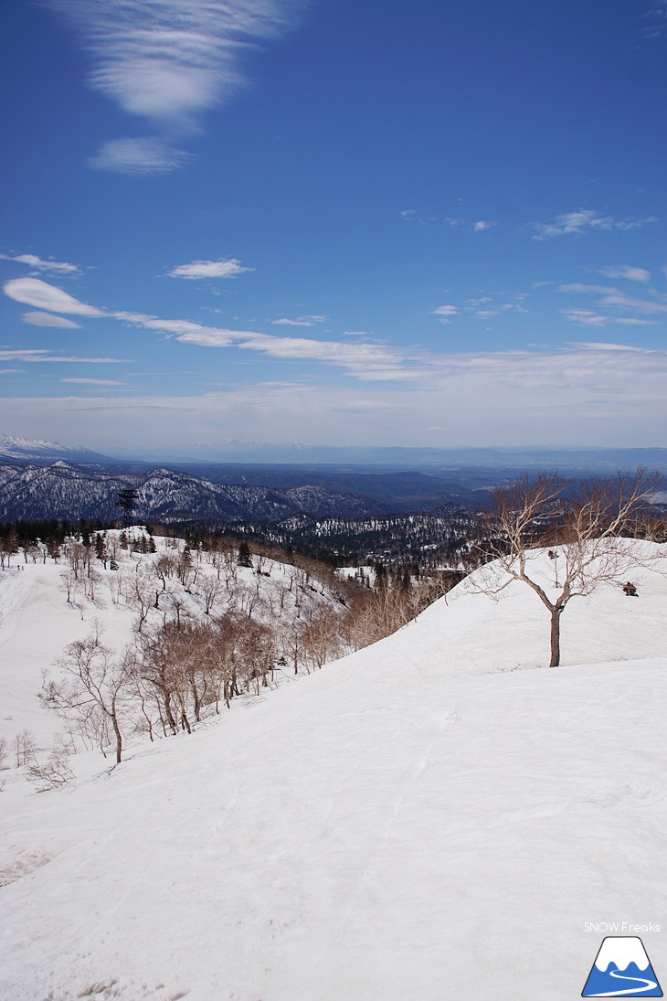 大雪山旭岳ロープウェイスキー場 残雪の北海道最高峰に今季最後のシュプールを…。